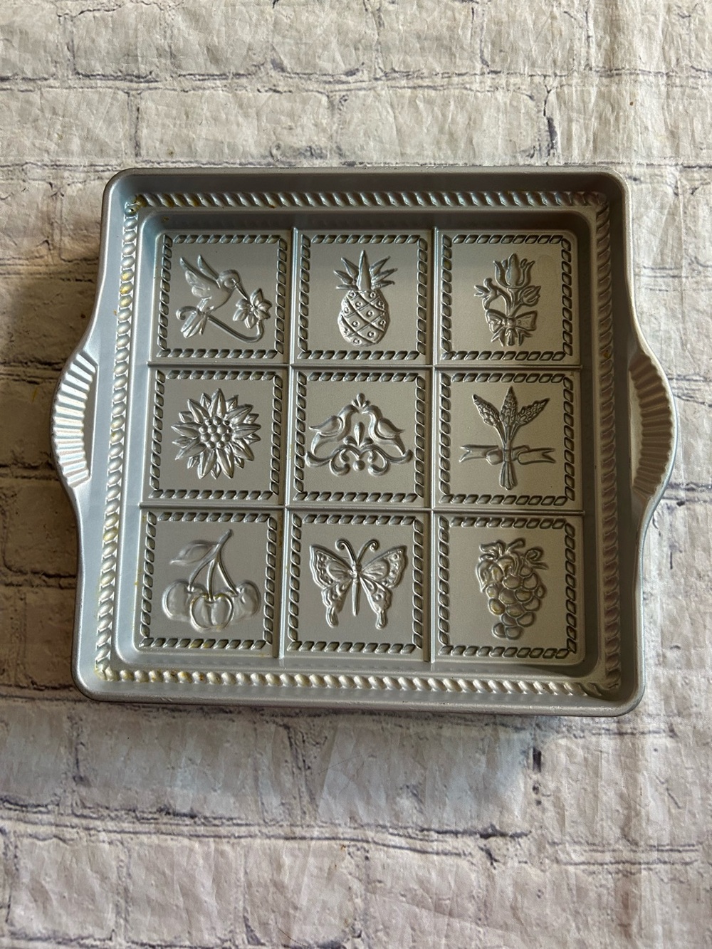 NORDIC WARE CAST ALUMINIUM ENGLISH SHORTBREAD PAN TO BAKE NON STICK ENGLISH 9x9